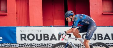 Pithie llega al velódromo de Roubaix para ocupar el séptimo lugar, ensangrentado por su última caída