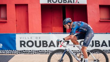 Pithie llega al velódromo de Roubaix para ocupar el séptimo lugar, ensangrentado por su última caída