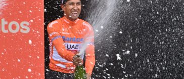 Jhonatan Narváez del equipo de EAU EMIRATS Jhonatan Narváez de Ecuador celebra ganar la etapa final para ganar la gira de apertura de temporada de UCI World Tour en Adelaida el 26 de enero de 2025. (Foto de Brenton Edwards / AFP) / -Imagen restringida al uso editorial - Estrictamente sin uso comercial -