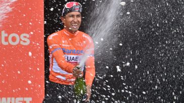 Jhonatan Narváez del equipo de EAU EMIRATS Jhonatan Narváez de Ecuador celebra ganar la etapa final para ganar la gira de apertura de temporada de UCI World Tour en Adelaida el 26 de enero de 2025. (Foto de Brenton Edwards / AFP) / -Imagen restringida al uso editorial - Estrictamente sin uso comercial -