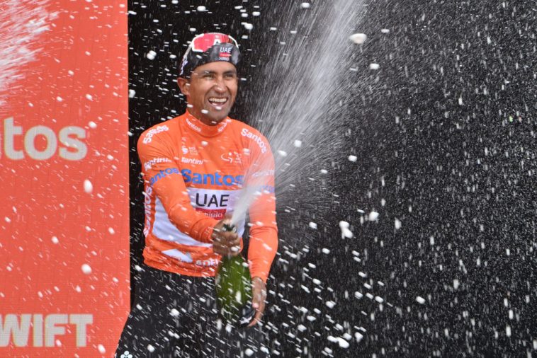 Jhonatan Narváez del equipo de EAU EMIRATS Jhonatan Narváez de Ecuador celebra ganar la etapa final para ganar la gira de apertura de temporada de UCI World Tour en Adelaida el 26 de enero de 2025. (Foto de Brenton Edwards / AFP) / -Imagen restringida al uso editorial - Estrictamente sin uso comercial -