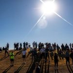 Una galería observa que algunos de los grupos principales se desplazan en el primer hoyo del curso del estadio Pete Dye durante la ronda final del American Express en PGA West en La Quinta, California, el domingo 19 de enero de 2025.