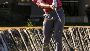 Blades Brown aterriza en cuatro del Pete Dye Stadium Course durante la tercera ronda del American Express en PGA West en La Quinta, California, el sábado 18 de enero de 2025.