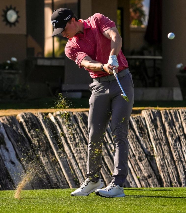 Blades Brown aterriza en cuatro del Pete Dye Stadium Course durante la tercera ronda del American Express en PGA West en La Quinta, California, el sábado 18 de enero de 2025.