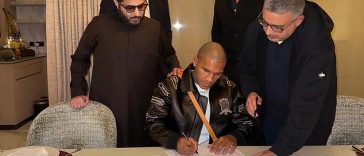 Eddie Hearn compartió una foto de Conor Benn firmando un contrato para pelear contra su rival Chris Eubank Jr.