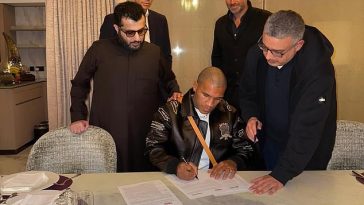 Eddie Hearn compartió una foto de Conor Benn firmando un contrato para pelear contra su rival Chris Eubank Jr.