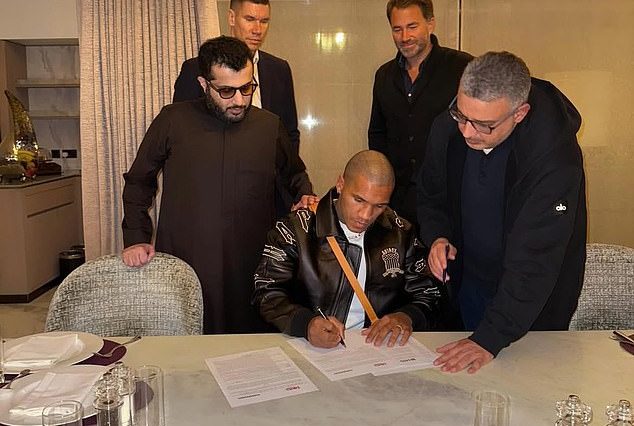 Eddie Hearn compartió una foto de Conor Benn firmando un contrato para pelear contra su rival Chris Eubank Jr.