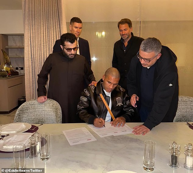 Eddie Hearn compartió una foto de Conor Benn firmando un contrato para pelear contra su rival Chris Eubank Jr.