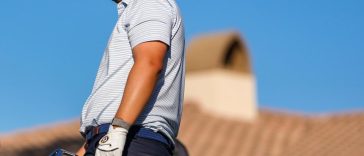 Rico Hoey observa su tiro desde el tee del hoyo 17 durante la segunda ronda del American Express en el Nicklaus Tournament Course en PGA West en La Quinta, California, el viernes 17 de enero de 2025.