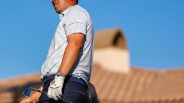 Rico Hoey observa su tiro desde el tee del hoyo 17 durante la segunda ronda del American Express en el Nicklaus Tournament Course en PGA West en La Quinta, California, el viernes 17 de enero de 2025.