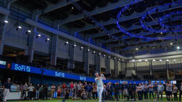 Dentro del SoFi Center, los jugadores realizarán golpes de salida desde césped real (Cortesía de TGL)