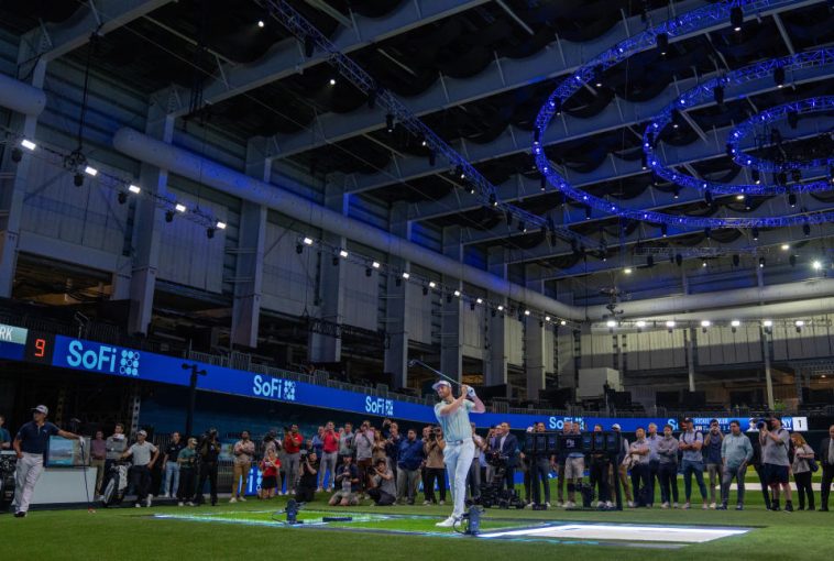 Dentro del SoFi Center, los jugadores realizarán golpes de salida desde césped real (Cortesía de TGL)