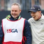 Matt Fitzpatrick celebra con el caddie Billy Foster después de ganar en el green 18 durante la ronda final del 122º Campeonato Abierto de Estados Unidos en The Country Club el 19 de junio de 2022 en Brookline, Massachusetts.