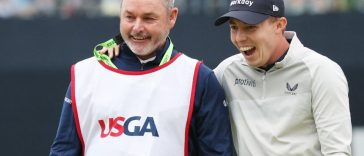 Matt Fitzpatrick celebra con el caddie Billy Foster después de ganar en el green 18 durante la ronda final del 122º Campeonato Abierto de Estados Unidos en The Country Club el 19 de junio de 2022 en Brookline, Massachusetts.