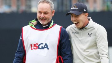 Matt Fitzpatrick celebra con el caddie Billy Foster después de ganar en el green 18 durante la ronda final del 122º Campeonato Abierto de Estados Unidos en The Country Club el 19 de junio de 2022 en Brookline, Massachusetts.