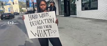 Los empleados del gimnasio de Floyd Mayweather en Los Ángeles han organizado una protesta fuera de las instalaciones.