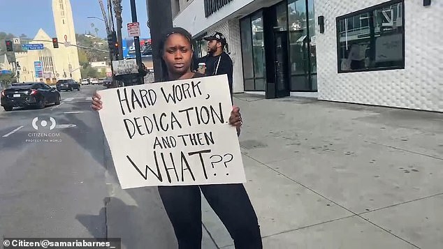 Los empleados del gimnasio de Floyd Mayweather en Los Ángeles han organizado una protesta fuera de las instalaciones.