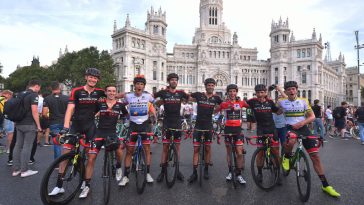 Vuelta a España 2018: Simon Yates celebra la victoria general con sus compañeros de Mitchelton-Scott