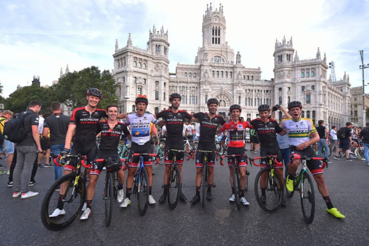 Vuelta a España 2018: Simon Yates celebra la victoria general con sus compañeros de Mitchelton-Scott