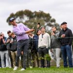 Harris English llega a su enfoque en el hoyo 18 en el camino a la victoria en la PGA Tour de los Estados Unidos, el seguro de agricultores abiertos en Torrey Pines (Orlando Ramírez)