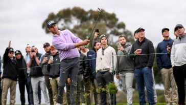 Harris English llega a su enfoque en el hoyo 18 en el camino a la victoria en la PGA Tour de los Estados Unidos, el seguro de agricultores abiertos en Torrey Pines (Orlando Ramírez)