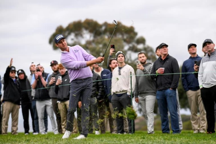 Harris English llega a su enfoque en el hoyo 18 en el camino a la victoria en la PGA Tour de los Estados Unidos, el seguro de agricultores abiertos en Torrey Pines (Orlando Ramírez)