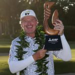 Ernie Els de Sudáfrica posa con el trofeo del torneo después de ganar el Campeonato Mitsubishi Electric en Hualalai en el Hualalai Golf Club el 18 de enero de 2025 en Kailua Kona, Hawaii.