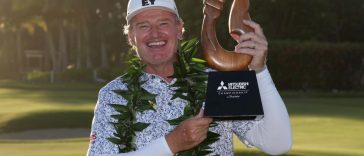 Ernie Els de Sudáfrica posa con el trofeo del torneo después de ganar el Campeonato Mitsubishi Electric en Hualalai en el Hualalai Golf Club el 18 de enero de 2025 en Kailua Kona, Hawaii.