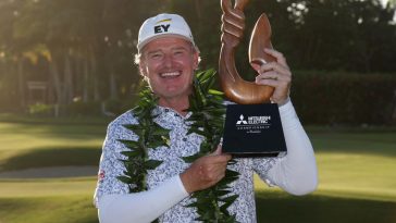 Ernie Els de Sudáfrica posa con el trofeo del torneo después de ganar el Campeonato Mitsubishi Electric en Hualalai en el Hualalai Golf Club el 18 de enero de 2025 en Kailua Kona, Hawaii.