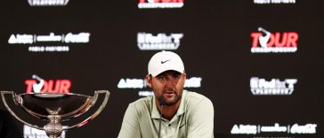 ATLANTA, GEORGIA – 1 DE SEPTIEMBRE: Scottie Scheffler de Estados Unidos habla con los medios después de ganar la FedExCup y el TOUR Championship en East Lake Golf Club el 1 de septiembre de 2024 en Atlanta, Georgia. (Foto de Mike Mulholland/Getty Images)