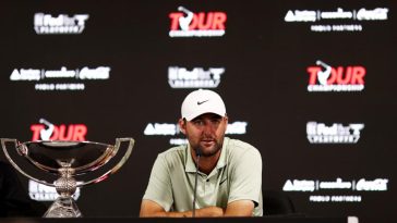 ATLANTA, GEORGIA – 1 DE SEPTIEMBRE: Scottie Scheffler de Estados Unidos habla con los medios después de ganar la FedExCup y el TOUR Championship en East Lake Golf Club el 1 de septiembre de 2024 en Atlanta, Georgia. (Foto de Mike Mulholland/Getty Images)