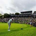 Will Zalatoris juega en el hoyo dieciocho durante la ronda final del torneo de golf The Genesis Invitational en Riveria Country Club en Pacific Palisades, California, el 18 de febrero de 2024.