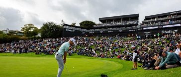 Will Zalatoris juega en el hoyo dieciocho durante la ronda final del torneo de golf The Genesis Invitational en Riveria Country Club en Pacific Palisades, California, el 18 de febrero de 2024.