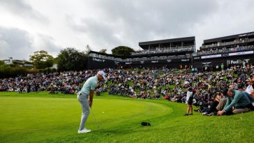 Will Zalatoris juega en el hoyo dieciocho durante la ronda final del torneo de golf The Genesis Invitational en Riveria Country Club en Pacific Palisades, California, el 18 de febrero de 2024.