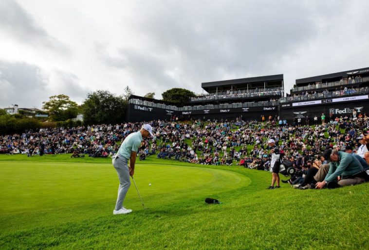 Will Zalatoris juega en el hoyo dieciocho durante la ronda final del torneo de golf The Genesis Invitational en Riveria Country Club en Pacific Palisades, California, el 18 de febrero de 2024.