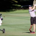 En esta foto de archivo de agosto de 2020, Tyler Sabo de Ashland High School realiza un tiro de calle en el número 2 durante el Weiss Invitational en el Ashland Golf Club.