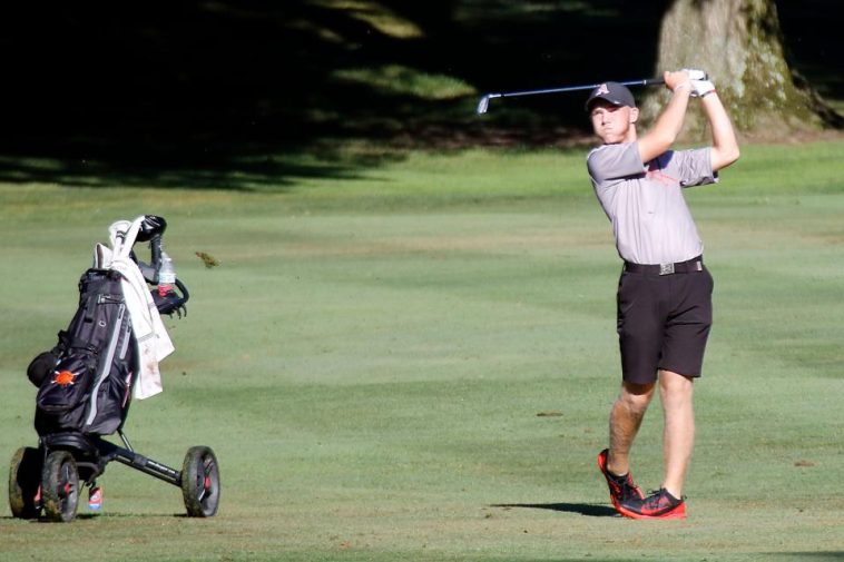 En esta foto de archivo de agosto de 2020, Tyler Sabo de Ashland High School realiza un tiro de calle en el número 2 durante el Weiss Invitational en el Ashland Golf Club.