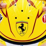 Hamilton comparte el primer vistazo al llamativo diseño del casco para el nuevo capítulo de Ferrari