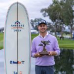 Harris English posa con el trofeo después de ganar el Farmers Insurance Open 2025 en Torrey Pines.