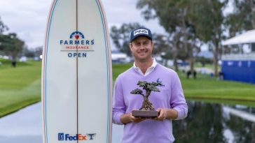 Harris English posa con el trofeo después de ganar el Farmers Insurance Open 2025 en Torrey Pines.