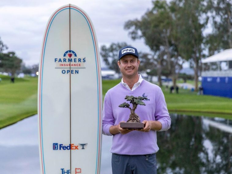 Harris English posa con el trofeo después de ganar el Farmers Insurance Open 2025 en Torrey Pines.