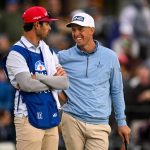 Sam Stevens habla con su caddie mientras juega el hoyo 18 durante la ronda final del Farmers Insurance Open 2025 en el campo de golf Torrey Pines el 25 de enero de 2025 en La Jolla, California.