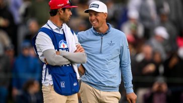 Sam Stevens habla con su caddie mientras juega el hoyo 18 durante la ronda final del Farmers Insurance Open 2025 en el campo de golf Torrey Pines el 25 de enero de 2025 en La Jolla, California.