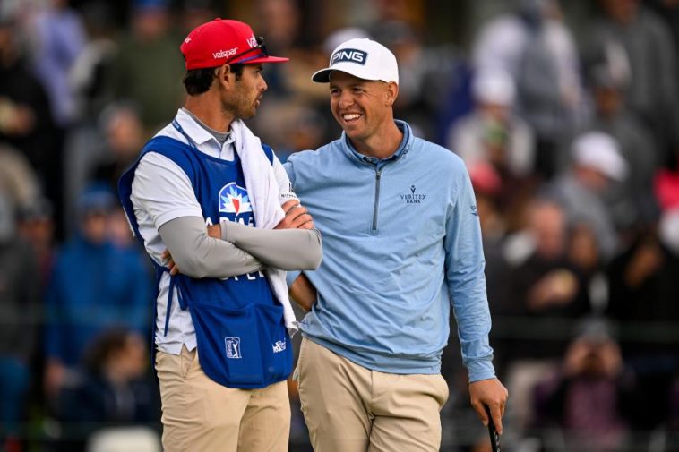 Sam Stevens habla con su caddie mientras juega el hoyo 18 durante la ronda final del Farmers Insurance Open 2025 en el campo de golf Torrey Pines el 25 de enero de 2025 en La Jolla, California.