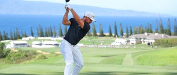 Xander Schauffele juega su tiro desde el tee 17 durante la ronda final de The Sentry 2024 en Plantation Course en Kapalua Golf Club.