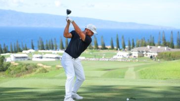 Xander Schauffele juega su tiro desde el tee 17 durante la ronda final de The Sentry 2024 en Plantation Course en Kapalua Golf Club.