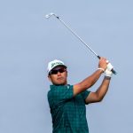 Hideki Matsuyama golpea su tiro desde el áspero en el cuarto hoyo durante la tercera ronda del torneo de golf Sentry en Plantation Course en Kapalua. Crédito obligatorio: Kyle Terada-Imagn Images