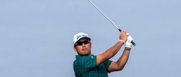 Hideki Matsuyama golpea su tiro desde el áspero en el cuarto hoyo durante la tercera ronda del torneo de golf Sentry en Plantation Course en Kapalua. Crédito obligatorio: Kyle Terada-Imagn Images