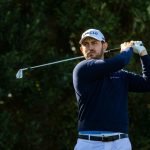 Patrick Cantlay da el primer golpe en el hoyo tres durante la Ronda 1 de The American Express en La Quinta Country Club en La Quinta, California, el jueves 18 de enero de 2024.