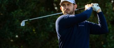 Patrick Cantlay da el primer golpe en el hoyo tres durante la Ronda 1 de The American Express en La Quinta Country Club en La Quinta, California, el jueves 18 de enero de 2024.